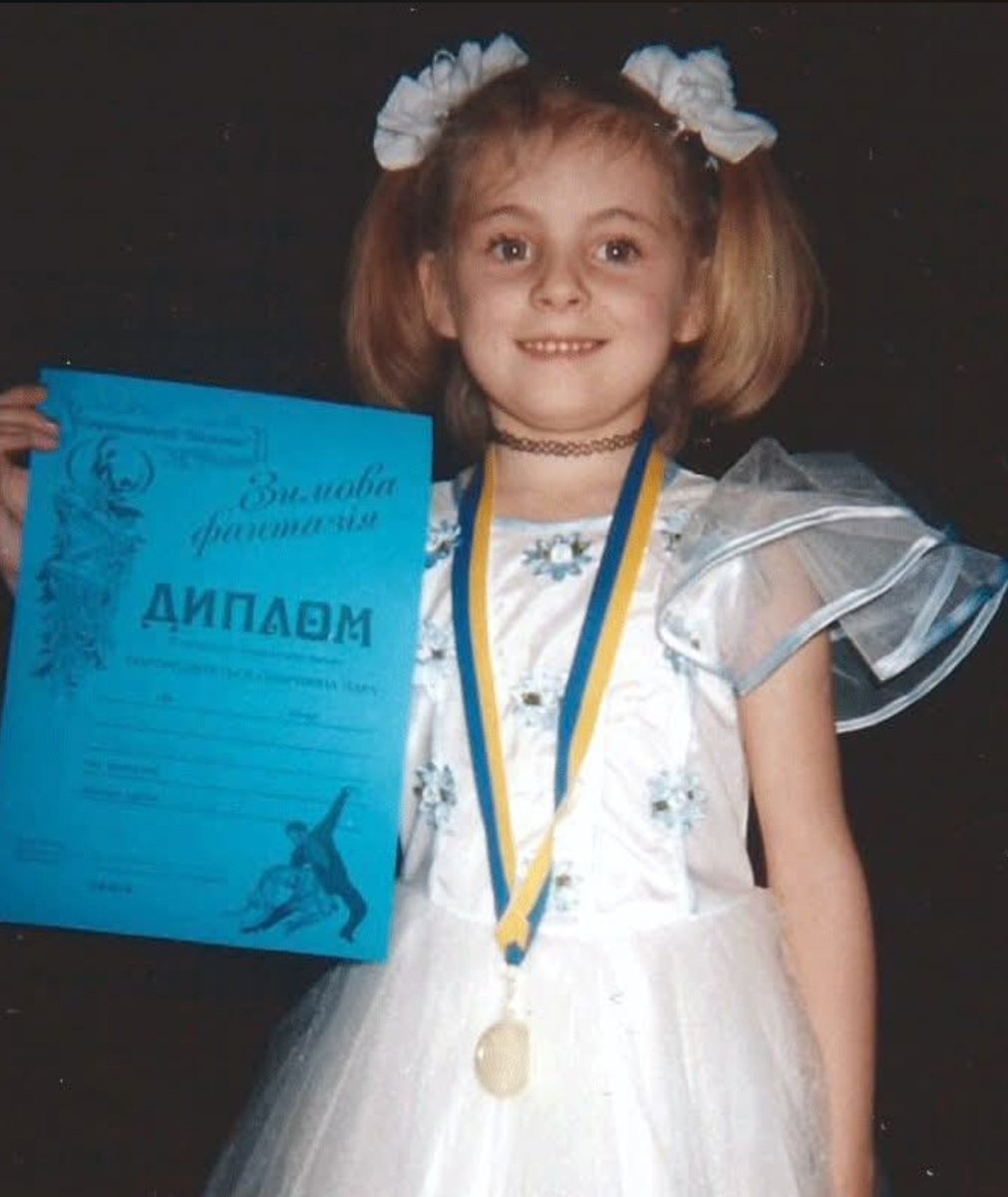 Gyruum's tweet photo. Questa sono io da bambina in Ucraina.

Quando sono arrivata in Italia nessuno parlava dell'Ucraina, nessuno sapeva nemmeno dove fosse e per molto tempo ho desiderato che le persone conoscessero questa mia meravigliosa terra.

Oggi tutti dicono di conoscere l'Ucraina, sento pronunciare il suo nome per strada, al bar, sui mezzi, in TV. Sono tutti esperti, tutti sanno tutto. È surreale. 

A volte penso che vorrei tanto che tutti si dimenticassero di nuovo il nome Ucraina, vorrei coprire la mia terra con un grande abbraccio e nasconderla dal mondo, dalla cattiveria e dalla guerra. 💔