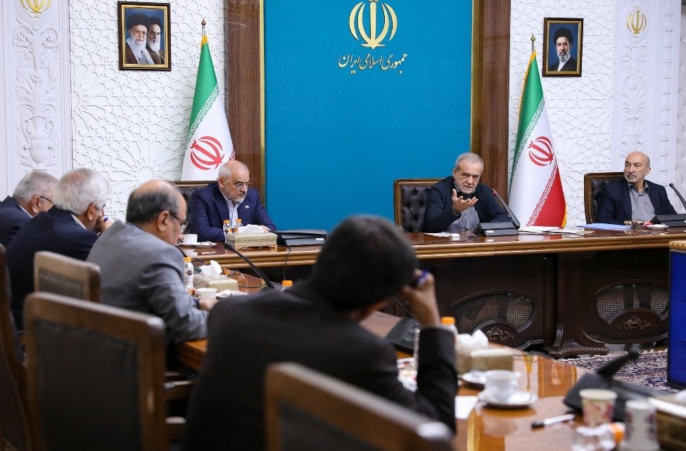 drpezeshkian2's tweet photo. نشست رئیس‌جمهور با روسای دانشگاه‌های سطح یک کشور

🔹️سه تصمیم دولت | تقویت نقش‌آفرینی دانشگاه‌ها
🔹️تدوین | راهکارهای اجرایی برای ارتقای رفاه و معیشت اعضای هیئت علمی
🔹️تاکیدرئیس‌جمهور | ضرورت بازنگری درفرآیند توسعه آموزش عالی
🔹️پیگیری رئیس‌جمهور| پرداخت حقوق اعضای هیئت علمی https://t.co/So72Y465tj
