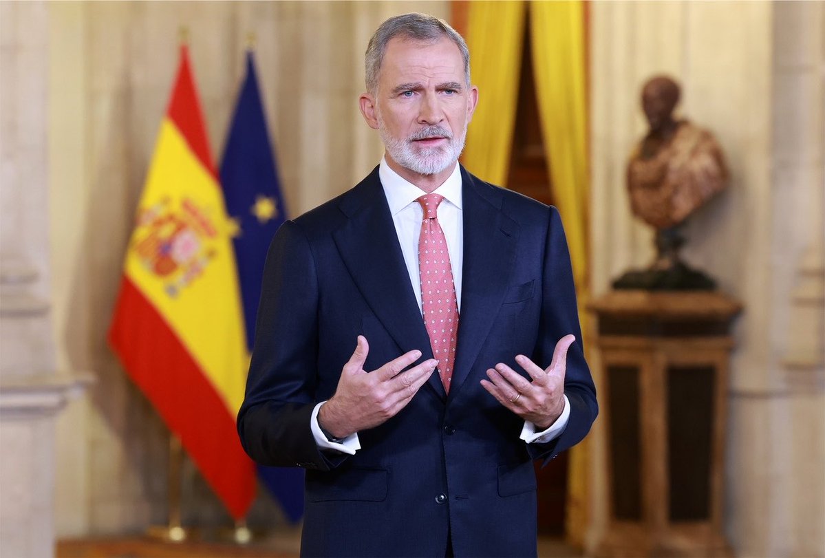Josemn1_'s tweet photo. El Palacio de la Zarzuela ha informado esta tarde que el rey Felipe VI ha seguido “con gran preocupación e indignación los graves acontecimientos en Ceuta y, en menor medida, también en Melilla”. Asimismo, la Casa Real ha querido detallar que el Monarca ha estado de forma constante en contacto tanto con los presidentes de las dos ciudades autónomas como con el presidente del Gobierno y el líder de la oposición.

Don Felipe VI ha querido transmitir “palabras de ánimo y firmeza” por la crisis migratoria que ha sacudido a los lugares mencionados, por la que se produjo la entrada de al menos 70.000 personas de forma irregular, aunque, según ha informado el Ministerio del Interior, casi todos los que entraron ya se encuentran de nuevo en Marruecos. Sin embargo, la situación ha dejado al menos 67 fallecidos. Por ello, el Rey cree necesario adoptar todas aquellas medidas que transmitan de forma unida, clara y determinante a las poblaciones de Ceuta y Melilla el apoyo y cariño del resto de España.

“El Estado debe velar por su seguridad y por evitar que estos hechos vuelvan a repetirse”, ha señalado el comunicado distribuido por el Palacio de la Zarzuela | Imagen: Casa de S.M el Rey.