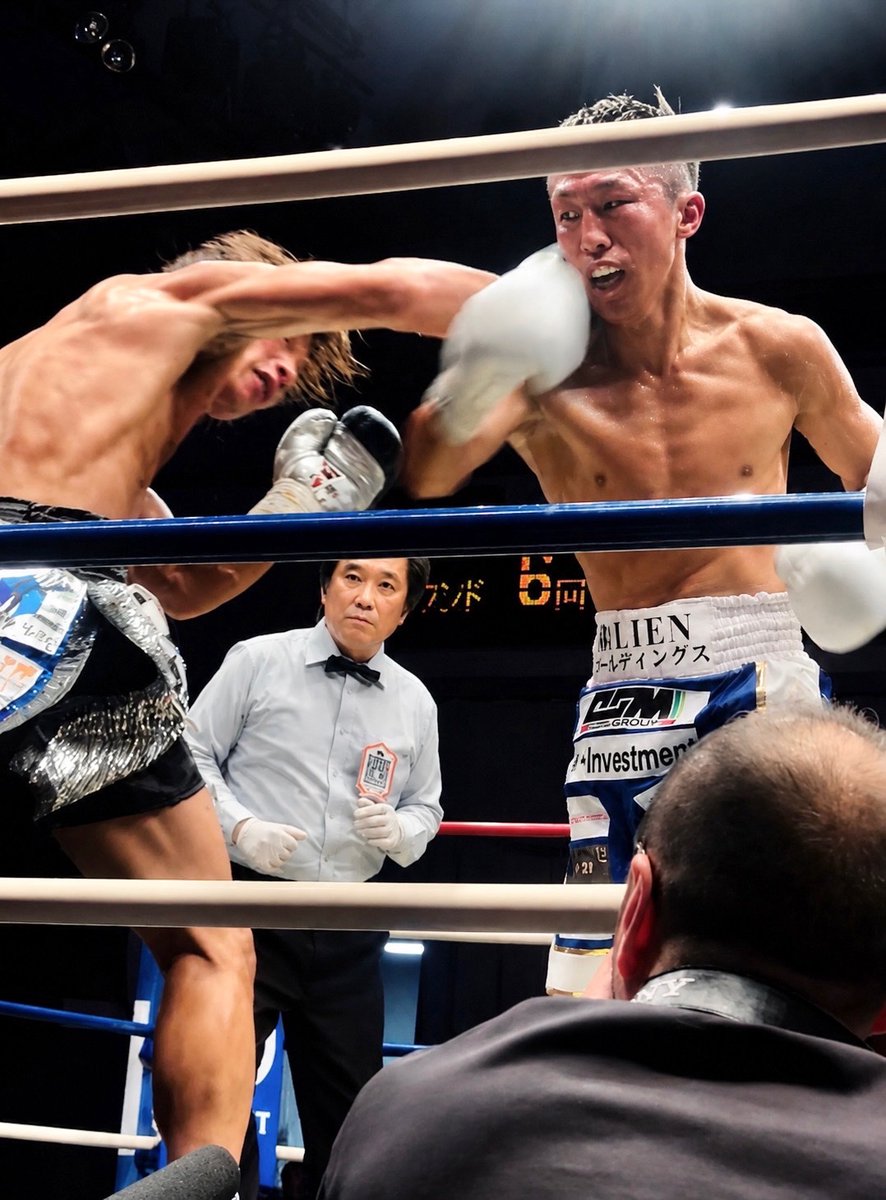 perocyo41's tweet photo. 最後まで勝敗の行方が分からない、意地と意地がぶつかり合った12ラウンド

※記事掲載はボクシングモバイル様の許可を得ております。
@boxingmobile 

2025年8月2日、後楽園ホール。

DYNAMIC GLOVE on U-NEXT Vol.35

OPBF東洋太平洋スーパーフェザー級タイトルマッチ（12回戦）

波田大和 △
vs
神足茂利 △
（判定1-1 ドロー）

OPBF東洋太平洋スーパーフェザー級王者・波田大和選手が、初のタイトル挑戦となる神足茂利選手を迎えた2度目の防衛戦。

序盤は神足選手がジャブと右ストレートを軸に試合を組み立て、公開採点でもリードを奪う展開。対する波田選手は中盤以降、持ち前の回転力とプレッシャーを武器に反撃を開始し、激しい打ち合いへと持ち込んだ。

偶然のバッティングで両者が負傷する場面もある中、互いに一歩も引かず最後まで打ち合う白熱の攻防を展開。最終12回まで勝利への執念を見せ続けた。

採点は115-113、113-115、114-114の1-1ドロー。波田大和選手が王座防衛に成功した。

王者の意地を貫いた波田大和選手、そして最後まで真っ向勝負を挑み続けた神足茂利選手。両選手が繰り広げた熱戦は、多くのファンの記憶に残る一戦となった。

この試合をリングサイド最前列で観戦させていただきました。

あれから一年。
今でも鮮明に思い出す、忘れられない試合の一つです。

後楽園ホールにて撮影
@perocyo41  2025.8.2