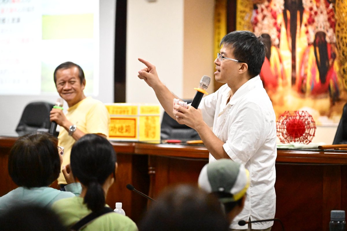 ShouTianGong's tweet photo. 竟然讓學員和講師掛上「我愛講母語」的狗牌？
這到底是什麼語言霸凌的環境？ 📷

松柏嶺受天宮進香期文化資產——全台語學堂，今天在歡樂的氣氛中完成了 Day 1 的課程！除了台語文學專家林��賢老師能夠游刃有餘地全台語過關，其他師生無一例外，都在「全程講台語」的極高難度挑戰下，歡樂地掛上了「我愛講母語」的狗牌！
※ 經當事人歡樂同意 ※

受天宮這幾屆特別以「全程台語」講述台灣民���信仰與文化資產，希望透過講座與實作體驗，帶領學員回到母語的信仰環境，深度探索先人留下的珍貴資產。
今天（8/1）溫宗翰老師風趣地談論台灣玄天上帝信仰與文化資產；周舜瑾老師以親切的澎湖腔，帶來澎湖小法的精彩介紹；張靖委老師則梳理了北台灣玄天上帝信仰文化概覽。更有受天宮轄境耆老與青壯年以熟悉的台語現場對談，讓學員深刻體會這塊土地上的信仰脈絡。

明天（8月2日）精彩繼續！謝宗榮老師將帶來「玄天上帝信仰起源與文化」、邱正畧老師分享「埔里地區的民俗文化資產」，還有民俗工作者顏震宇帶領大家體驗進香籌備與香條拓印。
特別的是，明天還開放一般民眾觀摩「陳泓靖法師調營刈火儀式」與賞兵犒將實作體驗，課程內容多元精彩，錯過可惜！