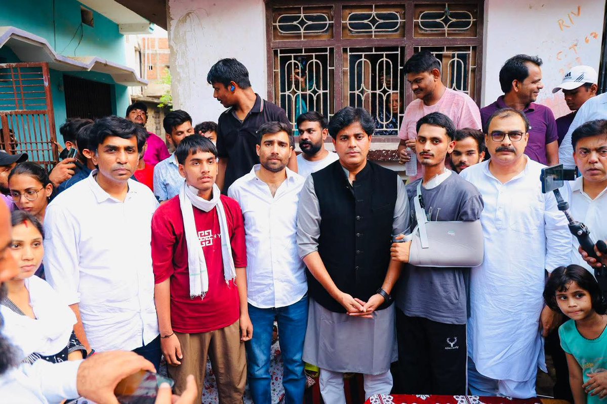 AbdulkalamINC's tweet photo. आज राष्ट्रीय अध्यक्ष सांसद राज्यसभा जनाब इमरान प्रतापगढ़ी जी के नेतृत्व में सिवान छात्र ऑंदोलन में चली AK 47 की गूँज तो पूरे देश ने सुनी है लेकिन आज जब हमारा प्रतिनिमंडल घायल छात्रों से मिलने सिवान बिहार पँहुचा तो ये तथ्य संज्ञान में आया कि घायल आकाश और आरिफ़ को पिस्टल से गोली लगी है, एक को सीधे गले में और दूसरे को कंधे और गले के पास।
ज़रा सा गोली इधर उधर होती तो शायद दोनों की जान जा सकती थी, हम लगातार बर्बरता के शिकार पीड़ितों से मिल रहे हैं और तथ्य इकट्ठा कर रहे हैं।
बाद में नेता प्रतिपक्ष राहुल गॉंधी जी को रिपोर्ट सौंपी जायेगी।
प्रतिनिधिमंडल में सासाराम सांसद मनोज राम जी, विनोद जाखड़ जी, विक्रांत भूरिया जी मौजूद हैं। @ShayarImran