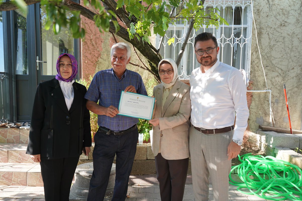 huseyinokandan's tweet photo. Bugün Kayseri'mizin 16 ilçesinde, 712 mahallesinde büyük bir heyecan ve güçlü bir teşkilat ruhuyla hemşehrilerimizle buluştuk.

Kapısını çaldığımız her evde gönül kapılarının da bizlere açıldığını görmek, samimiyeti, muhabbeti ve davamıza olan inancı bir kez daha hissetmek bizlere büyük bir güç verdi.

Sayın Cumhurbaşkanımızın teşkilatlarımıza hitaben gönderdiği teşekkür belgelerini kıymetli dava arkadaşlarımıza ulaştırırken gördüğümüz ilgi, heyecan ve vefa duygusu azmimizi daha da artırdı.

Bu kutlu davaya gönül veren, gece gündüz demeden emek veren tüm teşkilat mensuplarımıza ve bizleri muhabbetle karşılayan kıymetli hemşehrilerimize yürekten teşekkür ediyorum.

Türkiye Yüzyılı hedeflerine; birlik ve beraberlik içerisinde, ilk günkü aşkla, aynı kararlılık ve aynı heyecanla yürümeye devam edeceğiz.