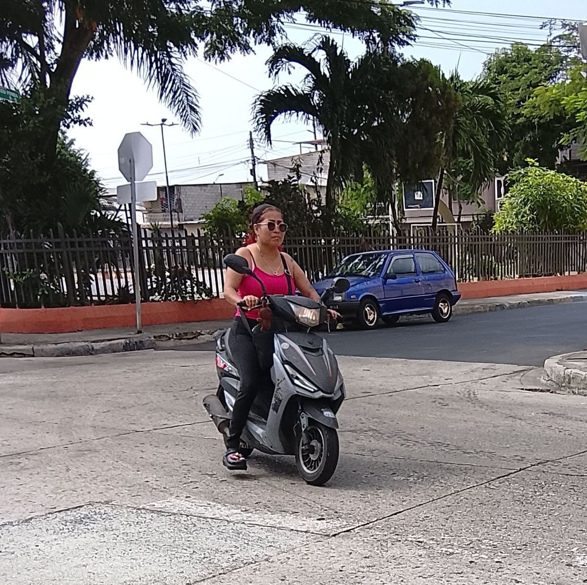 SubVives45562's tweet photo. @alcaldiagye 
@181Responde 
Seguimos solicitando más de 1 año ,se presenten los atm para que controlem,pinten pasos cebras,reductores de velocidad,coloquen señalética de no entre,fin evitar accidentes y siniestros.
Mapasingue oeste calle 3 y ave 5.
S.O.S. https://t.co/BIJD96pCC4