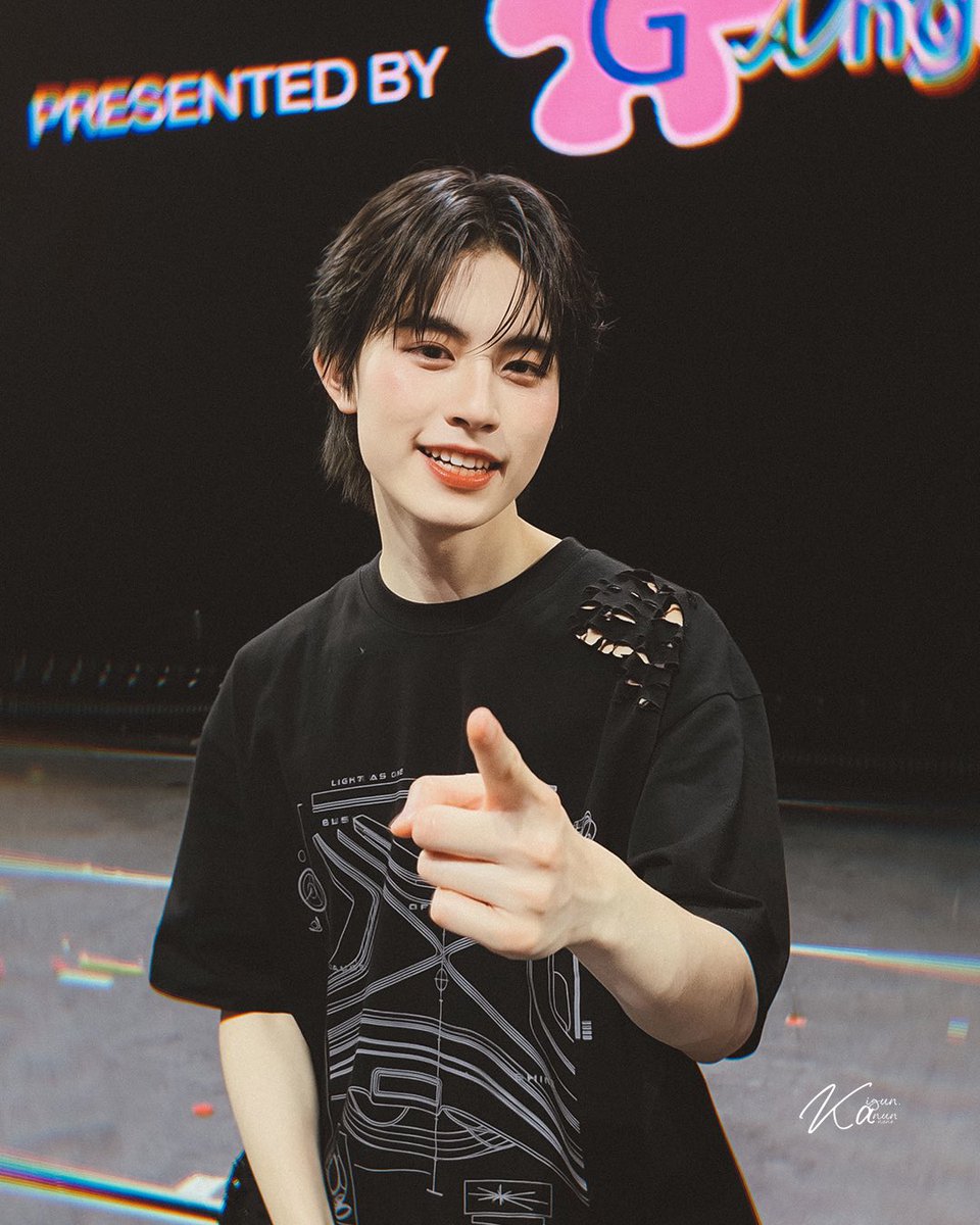 kabiell2024's tweet photo. Hi-Bye ครั้งแรกของพ่อ 
ขอโทษลูก #AAashirakorn นะค้าบ 🥹 

พ่อตื่นเต้นมาก เตรียมคำพูดมามากมาย 
จนถึงเวลา จะพูด

😊: เอเอ เมนเอนะ พ่อได้ไฮบายครั้งแรกเลย❌
🥹: เอเอ มาหาเอเอครั้งแรกเลย ✅ 

แล้วที่สำคัญลูกชี้ คุยเรื่อง Griptok พ่อไม่ได้สนใจเลยย  
ขออภัยน้าาลูก รอบหน้าขอแก้ตัวใหม่นะค้าบบ

#BUS_LIGHTASONE
#BUS_LIGHtASONE_D1
#busbecauseofyouishine