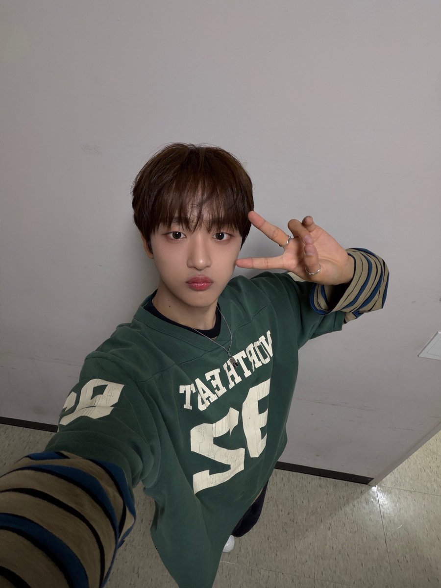 LUN8_members's tweet photo. [#진수]
두 번째 음중도 끝입니다 오늘 무대에서는 즐긴다! 라는 기분을 제대로 느껴보았는데요 이 알 수 없는 느낌을 가져야만 제가 원하는 방향으로 한 발 더 나아갈 수 있을 것 같네요 아자아자 파이팅~

#루네이트 #LUN8 #Jinsu #SNEAKERS https://t.co/5CdyaWpLZx