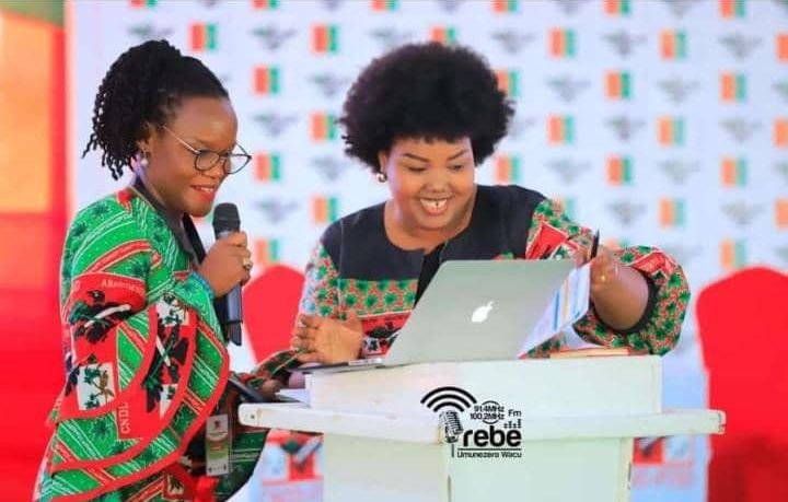 ErnestBara75262's tweet photo. #Burundi: A la Communication
@DorianeMunezero @nancymutoni
#Intumwa #Ikiriho #DesireSindihebura
#BeTV #Ntarehouse #RTNB # https://t.co/BTWXpDp1KF