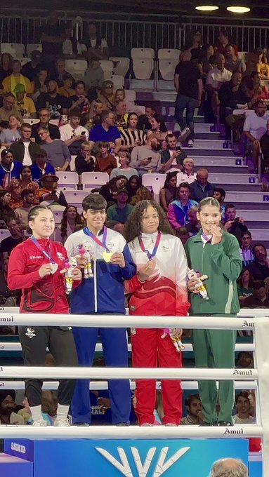 Muneeb313_'s tweet photo. Fatima Zahra poses with the bronze medal after becoming Pakistan’s first-ever woman boxer to win a medal at the Commonwealth Games 🇵🇰💫🥉 https://t.co/95R30SAPT1