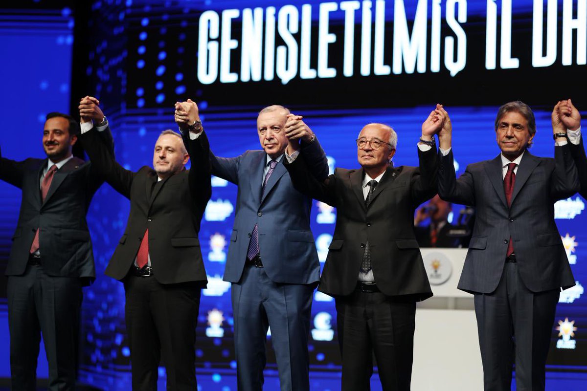 murat_kurum's tweet photo. Cumhurbaşkanımız ve Genel Başkanımız Sayın @RTErdogan tarafından rozetleri takılarak AK Parti ailemize katılan İstanbul Tuzla Belediye Başkanı Eren Ali Bingöl, Çekmeköy Belediye Başkanı Orhan Çerkez ve Şile Belediye Başkan Vekili Sacit Terzi’yi tebrik ediyor; ülkemize ve milletimize hayırlı olmasını diliyorum.

Türkiye Yüzyılı’nın güçlü yerel yönetimleriyle birlik, beraberlik içinde çalışacak; milletimize kararlılıkla hizmet etmeyi sürdüreceğiz.