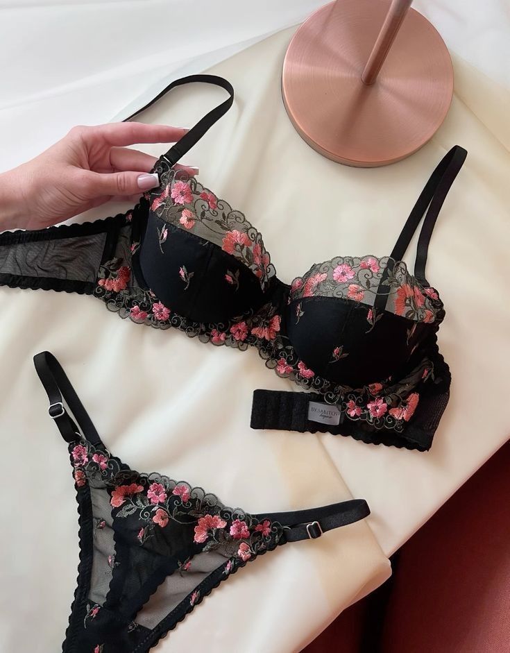 aelzyaa's tweet photo. @vaizevyon Kak aku nemu toko hidden gems yang banyak jual underwear bahan renda/lace, beneran koleksi bra renda/lace nya banyak banget &amp; lucu-lucu 😭

💌 https://t.co/OpVHf2WPO2
💌 https://t.co/8cp8BopiTW https://t.co/dWZsn5WJzd