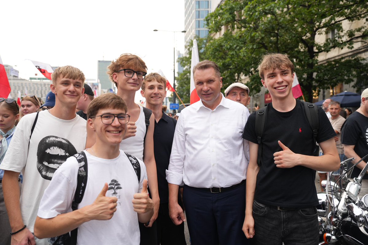 SasinJacek's tweet photo. 🇵🇱 630 metrów pamięci. 630 metrów chwały.

Dziś w Warszawie @CzarnekP oraz @FMPiS_Oficjalny rozwinęli największą powstańczą flagę w Polsce.

Biało-czerwona, niesiona przez setki rąk, młodych i starszych. Symbol 63 dni heroicznej walki o wolność.

To właśnie młodzi pokazali dziś, że pamięć o Bohaterach Powstania Warszawskiego nie jest tylko historią z podręczników. Jest żywa.

Cześć i chwała Bohaterom!
