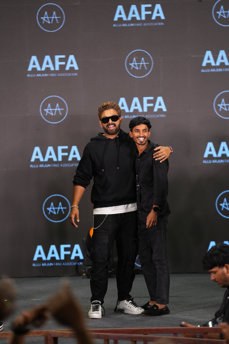 nowshad_nu's tweet photo. Happiness is honouring our Hero Priceless Moment❤🙏 #AlluArjun #RAAKA

Forever @alluarjun BhAAi🖤😘 https://t.co/49p9wexj0n
