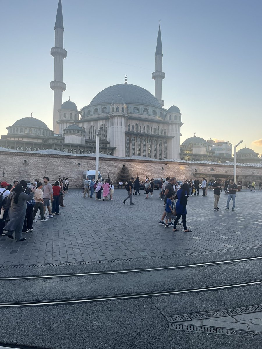 babalogluu's tweet photo. Geçen Taksim Camiinin önünden geçtim. Mükemmel olmuş, emeği geçenlerin ellerine sağlık. İnşallah Kadıköy’deki de bir an önce biter de gider Müslüman kardeşlerimle beraber saf tutarız. https://t.co/4Q0Sux0DpB