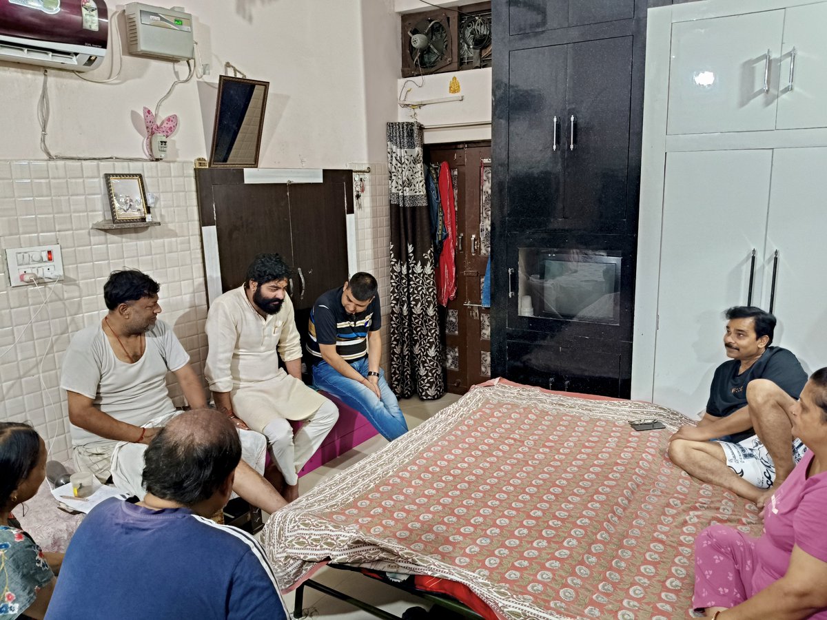 VivekPremi's tweet photo. आज बड़े भाई श्री शालू तायल जी व श्री डब्बू तायल जी की ��ूज्य माता जी के निधन की सूचना पर शामली नगर के नेहरू मार्किट स्थित उनके उनके आवास पर पहुंच कर परिवार के साथ शोक संवेदनाएं व्यक्त की।

#ShamliKaVivek https://t.co/7c1PNcx8t0