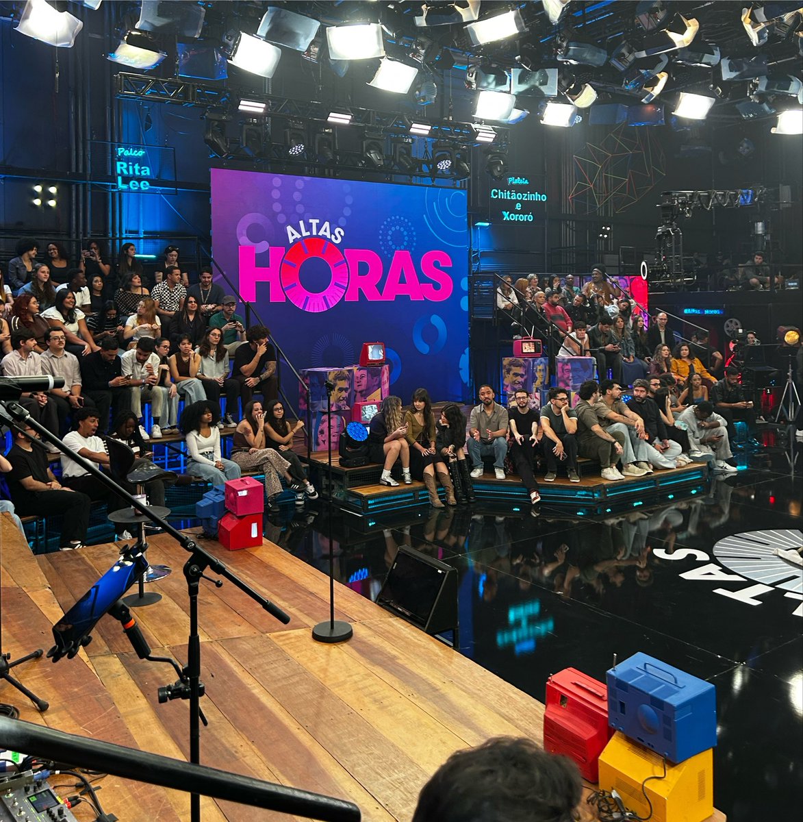 conexaojao's tweet photo. Hoje, logo após Quem Ama Cu, Jão estará presente no Altas Horas pra contar um pouco sobre a pausa e performar músicas inéditas. 😺

Não percam! Nós vemos às 22h25. 🫵 https://t.co/DSR5hcr0Ub