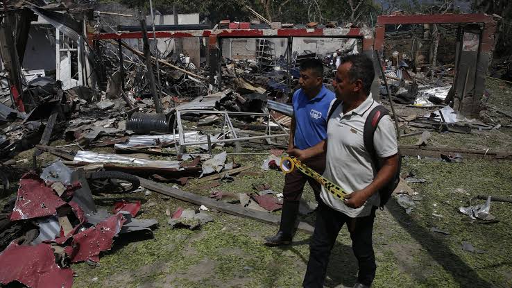 La_Region_Tula's tweet photo. Al menos once heridos por atentado terrorista en la ciudad colombiana de Cúcuta

Cúcuta (Colombia), 1 ago (EFE).- Al menos ocho policías y otras tres personas resultaron heridas este sábado por la explosión de un vehículo bomba cerca del comando de la Policía del Departamento de Norte de Santander, en la ciudad colombiana de Cúcuta, fronteriza con Venezuela, que fue seguida de otras detonaciones.

Los heridos son “ocho policías y tres particulares”, dijo a EFE el secretario de Seguridad Ciudadana de Norte de Santander, George Quintero, sobre este ataque perpetrado de madrugada contra el comando policial, situado en el barrio Tasajero, muy cerca de viviendas y locales comerciales que sufrieron daños materiales por la explosión.

La zona donde se produjo el atentado está cerca del mercado público Cenabastos, punto al que llegan de madrugada camiones cargados con productos del campo, y por esa razón el vehículo que transportaba los explosivos no llamó la atención de las autoridades.

Después de esta detonación, fueron lanzados varios artefactos explosivos en el mismo sector y una de las personas que resultó herida es una mujer que vendía café en un puesto callejero.

La congresista Diana Riveros, representante a la Cámara por Norte de Santander, lamentó el ataque, que fue perpetrado en un fin de semana en el que la ciudad fronteriza está fiesta por las Ferias de Cúcuta.

“Hoy Cúcuta debía ser noticia por la alegría de sus ferias, no por explosiones, disparos y terror. Me duele profundamente ver a nuestro departamento seguir sufriendo las consecuencias de la violencia. Acompaño a los policías heridos y a cada familia que hoy vive momentos de angustia”, escribió Riveros en X.

Ataque en vísperas de cambio presidencial

Este atentado se produce a una semana de la investidura del presidente electo de Colombia, Abelardo de la Espriella, quien ha prometido mano dura contra los violentos.

“Condeno con absoluta firmeza el cobarde atentado terrorista perpetrado en Cúcuta contra nuestra Policía Nacional. Mi solidaridad con los uniformados heridos, sus familias y con todos los ciudadanos que hoy viven momentos de angustia”, manifestó De la Espriella en X.

El presidente electo, que asumirá el cargo el 7 de agosto en Cali, en el suroeste del país, añadió: “El terrorismo no intimidará a Colombia ni doblegará la voluntad de los colombianos de vivir en paz y con seguridad. Los responsables deberán ser identificados, capturados y llevados ante la justicia con todo el peso de la ley”.

El ministro de Defensa designado por De la Espriella para su Gobierno, el general retirado Jorge Eduardo Mora, oriundo de Cúcuta, también rechazó “con absoluta contundencia el atentado terrorista” en su ciudad.

“Los violentos deben tener claro que no lograrán sembrar miedo ni doblegar la institucionalidad. Colombia necesita unidad y firmeza para enfrentar a quienes atentan contra la vida, la seguridad y la tranquilidad de los ciudadanos. Reafirmo mi compromiso de trabajar por una Fuerza Pública fortalecida y por un país donde la violencia no tenga la última palabra”, expresó en X.

Hace solo tres días, dos policías resultaron heridos en una emboscada contra la caravana en la que se movilizaba el coronel Jorge Andrés Bernal, cerca del pueblo de El Zulia, a solo 20 minutos de Cúcuta.

En Norte de Santander, y en especial en la convulsa región del Catatumbo operan distintos grupos armados ilegales, entre ellos la guerrilla del Ejército de Liberación Nacional (ELN) y el frente 33 de las disidencias de las FARC.

(c) Agencia EFE