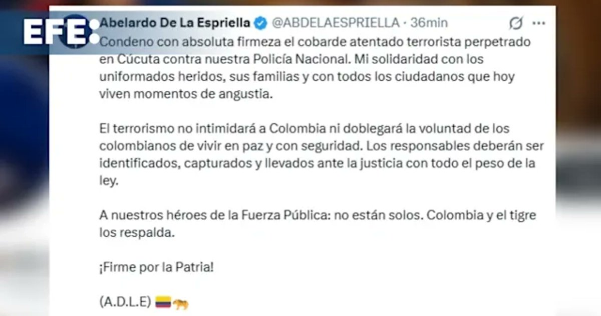 La_Region_Tula's tweet photo. Al menos once heridos por atentado terrorista en la ciudad colombiana de Cúcuta

Cúcuta (Colombia), 1 ago (EFE).- Al menos ocho policías y otras tres personas resultaron heridas este sábado por la explosión de un vehículo bomba cerca del comando de la Policía del Departamento de Norte de Santander, en la ciudad colombiana de Cúcuta, fronteriza con Venezuela, que fue seguida de otras detonaciones.

Los heridos son “ocho policías y tres particulares”, dijo a EFE el secretario de Seguridad Ciudadana de Norte de Santander, George Quintero, sobre este ataque perpetrado de madrugada contra el comando policial, situado en el barrio Tasajero, muy cerca de viviendas y locales comerciales que sufrieron daños materiales por la explosión.

La zona donde se produjo el atentado está cerca del mercado público Cenabastos, punto al que llegan de madrugada camiones cargados con productos del campo, y por esa razón el vehículo que transportaba los explosivos no llamó la atención de las autoridades.

Después de esta detonación, fueron lanzados varios artefactos explosivos en el mismo sector y una de las personas que resultó herida es una mujer que vendía café en un puesto callejero.

La congresista Diana Riveros, representante a la Cámara por Norte de Santander, lamentó el ataque, que fue perpetrado en un fin de semana en el que la ciudad fronteriza está fiesta por las Ferias de Cúcuta.

“Hoy Cúcuta debía ser noticia por la alegría de sus ferias, no por explosiones, disparos y terror. Me duele profundamente ver a nuestro departamento seguir sufriendo las consecuencias de la violencia. Acompaño a los policías heridos y a cada familia que hoy vive momentos de angustia”, escribió Riveros en X.

Ataque en vísperas de cambio presidencial

Este atentado se produce a una semana de la investidura del presidente electo de Colombia, Abelardo de la Espriella, quien ha prometido mano dura contra los violentos.

“Condeno con absoluta firmeza el cobarde atentado terrorista perpetrado en Cúcuta contra nuestra Policía Nacional. Mi solidaridad con los uniformados heridos, sus familias y con todos los ciudadanos que hoy viven momentos de angustia”, manifestó De la Espriella en X.

El presidente electo, que asumirá el cargo el 7 de agosto en Cali, en el suroeste del país, añadió: “El terrorismo no intimidará a Colombia ni doblegará la voluntad de los colombianos de vivir en paz y con seguridad. Los responsables deberán ser identificados, capturados y llevados ante la justicia con todo el peso de la ley”.

El ministro de Defensa designado por De la Espriella para su Gobierno, el general retirado Jorge Eduardo Mora, oriundo de Cúcuta, también rechazó “con absoluta contundencia el atentado terrorista” en su ciudad.

“Los violentos deben tener claro que no lograrán sembrar miedo ni doblegar la institucionalidad. Colombia necesita unidad y firmeza para enfrentar a quienes atentan contra la vida, la seguridad y la tranquilidad de los ciudadanos. Reafirmo mi compromiso de trabajar por una Fuerza Pública fortalecida y por un país donde la violencia no tenga la última palabra”, expresó en X.

Hace solo tres días, dos policías resultaron heridos en una emboscada contra la caravana en la que se movilizaba el coronel Jorge Andrés Bernal, cerca del pueblo de El Zulia, a solo 20 minutos de Cúcuta.

En Norte de Santander, y en especial en la convulsa región del Catatumbo operan distintos grupos armados ilegales, entre ellos la guerrilla del Ejército de Liberación Nacional (ELN) y el frente 33 de las disidencias de las FARC.

(c) Agencia EFE
