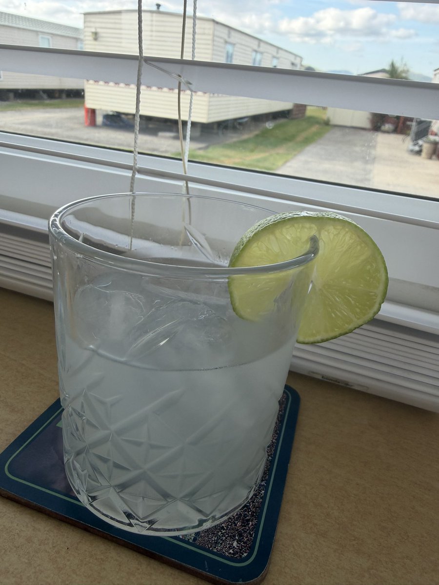 rooneyjm's tweet photo. 1st day of my 2 weeks annual leave, fresh margarita poured and #blockrockingbeats on @DecPierce https://t.co/jxEh061nZ7