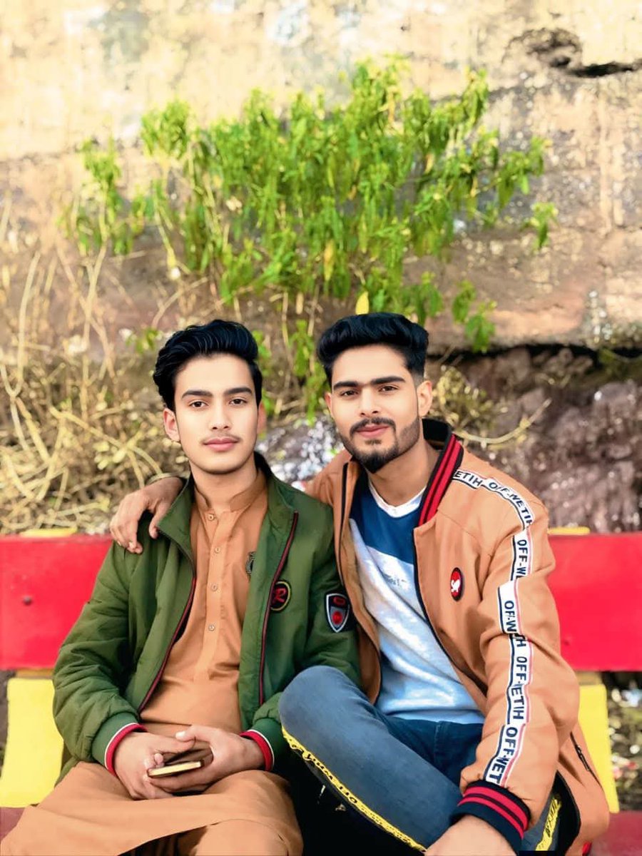 JuBinJn's tweet photo. 🚨⚡مظفراباد سیالہ کے مقام پر یہ دو نوجوان مسجد میں نماز کے لیے گے تھے اس کے ساتھ ان کے تین ساتھی اور بھی تھے اور انہوں نے جب پولیس والوں کی ویڈیوز وغیرہ بنائی انہوں نے ان کے ساتھ بدتمیزی کی سخت لہجے سے پیش ائے اور ان لڑکوں نے اگے سے ان کو پتھر مارے انہوں نے ان پہ بہت زیادہ تشدد کیا اور پھر ان کو گرفتار کر کے لے گئے صدر تھانے میں اور کہتے ہیں یہ بھی دہشت گرد ہیں کیا یہ نوجوان بھی دہشت گرد ہیں سب بھائی دعا کریں انشاءاللہ جو ہوگا بہتر ہوگا اور بہت جلد ہی کشمیر کا فیصلہ ہوگا جیت ہمیشہ حق اور سچ کی ہوتی ہے ✊🚩