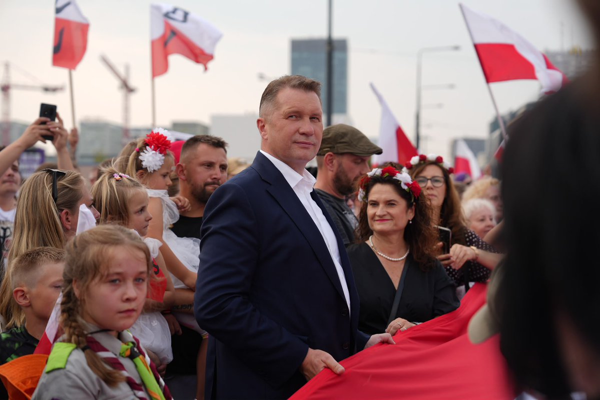 MCirkot's tweet photo. 🇵🇱 630 metrów biało-czerwonej dla Bohaterów Powstania Warszawskiego. 

Dziękujemy za obecność. Cześć i chwała Bohaterom! 
#630mChwały https://t.co/wz4na2Dvd6