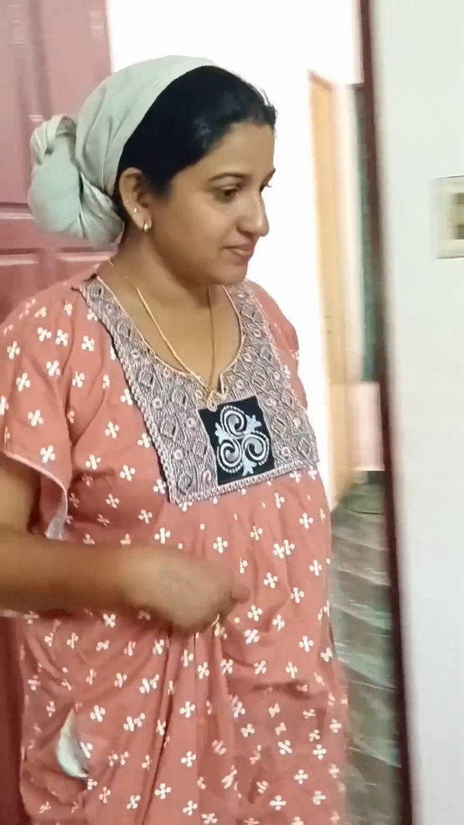 ShonimaBooty's tweet photo. Mallu aunty in nighty https://t.co/FwjgMfKEsX