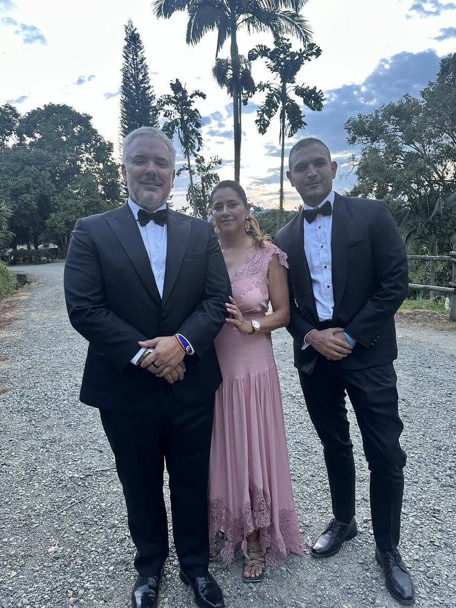 jarizabaletaf's tweet photo. Señor Presidente Iván Duque, feliz cumpleaños. 

Dios lo bendiga infinitamente, gracias por sus consejos y su amistad. https://t.co/InL3KyoWNd