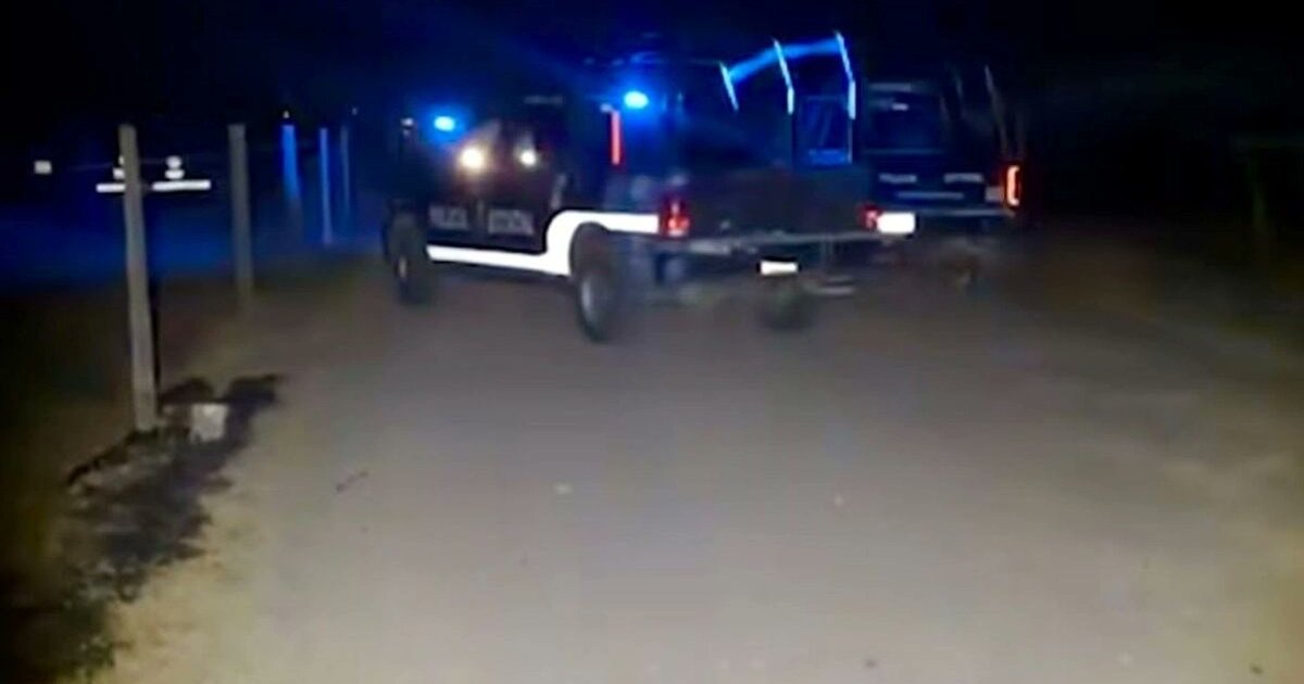 La_Region_Tula's tweet photo. Ataque armado contra policías municipales deja 1 muerto y 2 heridos en Zacatecas; agresión fue en los límites con Aguascalientes

Zacatecas.- Tras un ataque armado contra elementos de la policía municipal de Luis Moya, un efectivo perdió la vida y dos más resultaron heridos, quienes fueron trasladados a un hospital de Zacatecas para recibir atención médica.

De acuerdo con los reportes preliminares, el hecho ocurrió pasadas las 22:00 horas, cerca de la comunidad La Barranquilla, en una zona limítrofe con el estado de Aguascalientes.

La agresión armada fue confirmada por Rodrigo Reyes Mugüerza, secretario general del gobierno estatal, quien a través de sus redes sociales pidió a la población atender las indicaciones de las autoridades.

También pidió a la ciudadanía a circular con precaución en la zona colindante con Aguascalientes y permitir el libre tránsito de las corporaciones que participan en este despliegue.

A nombre del gobierno estatal, el funcionario expresó condolencias a los familiares del policía caído y dijo que esperaban una pronta y completa recuperación a los elementos que resultaron lesionados.

También aseguró que las autoridades estatales no cederán “frente a quienes pretenden frenar los esfuerzos institucionales por devolver la paz y la tranquilidad a Zacatecas”.

Reyes Mugüerza refrendó el compromiso “de continuar fortaleciendo la estrategia de seguridad y trabajar, en coordinación con las autoridades de los tres órdenes de gobierno, para avanzar en la pacificación de nuestro territorio”.