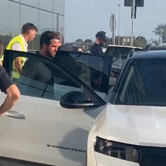 Ju4Arb's tweet photo. ميراليم بيانيتش .. وسيط صفقة كريم ألايبغوفيتش يصل رفقة اللاعب إلى تورينو 🇧🇦⚫️⚪️ https://t.co/WVwlAcmx1x