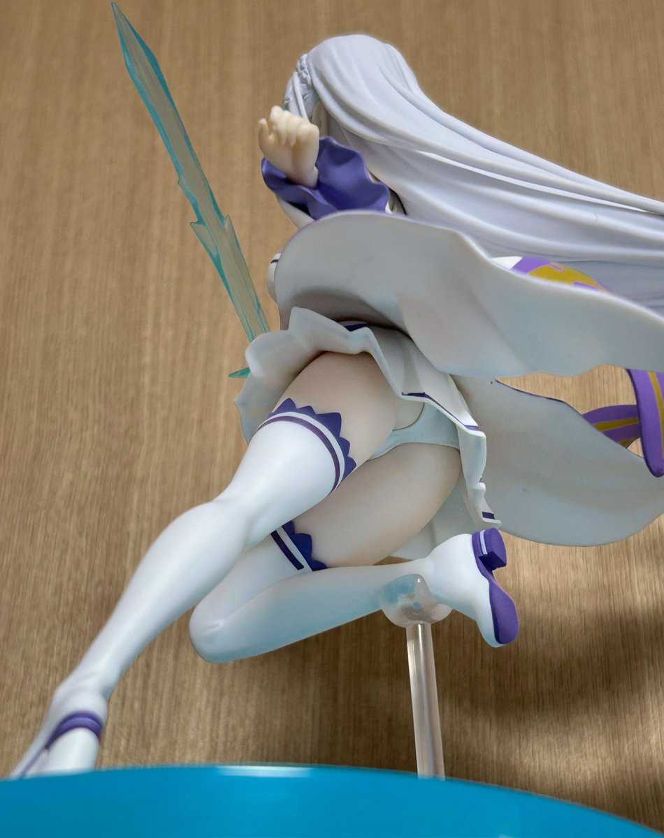 CMDR_AGW's tweet photo. GiGO限定フィギュアのエミリア、パケ写の方が体の傾きが大きく躍動感があったので、そうなるように小改造！
左足ダボの左側をニッパーで斜めにカット。
傾きが増すと右脚の位置がズレるので、それに合わせて支柱の位置をずらすため、土台に新しく穴あけ。
これで傾きが大きくなり、躍動感が出ます！ https://t.co/ZYmqOnqglK