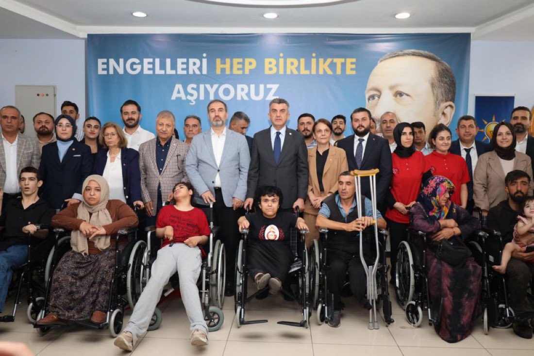 furkankucukk_'s tweet photo. AK Parti Genel Başkan Yardımcımız, AR-GE ve Eğitim Başkanımız @mustafasenbd, İl Başkanımız @milhamigunbegi, Milletvekillerimiz @CYAZMAC, @av_mfaruk, il teşkilatımızla birlikte Tekerlekli sandalye desteğimizle hemşehrimizin hayatına küçük de olsa bir kolaylık katmanın mutluluğunu yaşadık.

Bir tebessüme vesile olmak, bir hayatı kolaylaştırmak bizim için en büyük mutluluk.

AK Parti olarak; gönüllere dokunmaya, engelli kardeşlerimizin yanında olmaya, engelleri hep birlikte aşmaya devam edeceğiz. 

@avyusufibis @bybekirbozdag @osmannazlier @ferdisenel25 @akgencliksurfa
