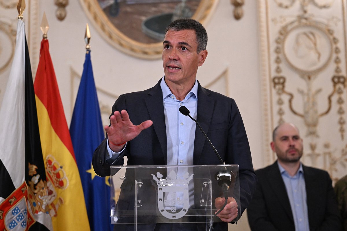 RuizdeDiego3000's tweet photo. 🎤 Pues si hay que decir que uno se siente orgulloso de la gestión realizada por el Gobierno de España en esta crisis, SE DICE!
🖥️ Ya tenemos bastantes trolls que nos critican hasta porque salga el sol
🖋️ Gracias @sanchezcastejon @jmalbares @interiorgob @Defensagob @MAECgob @PSOE https://t.co/buBQYaqSII