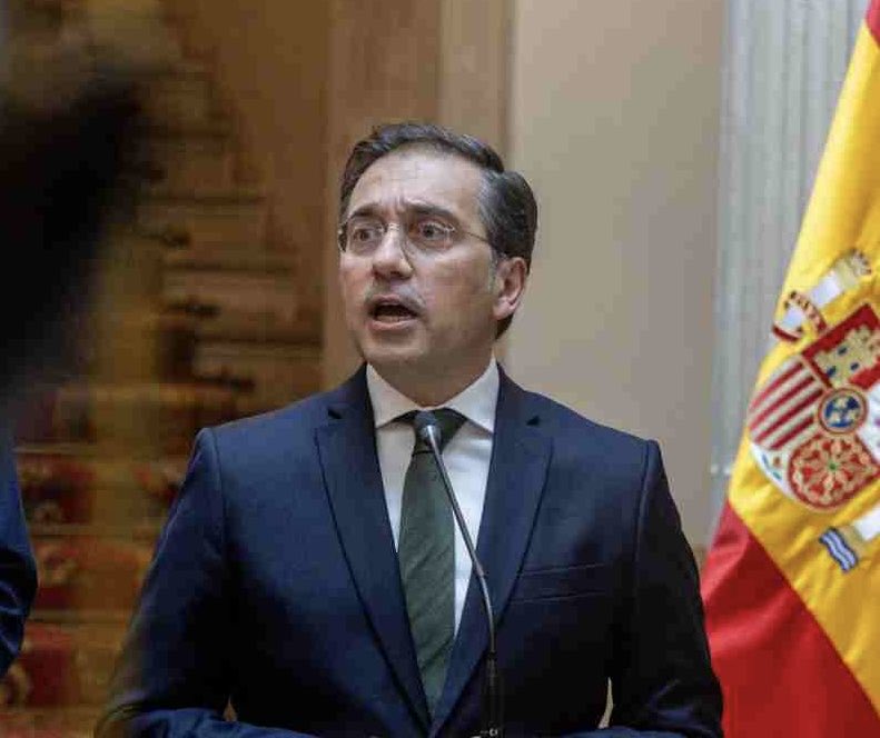 RuizdeDiego3000's tweet photo. 🎤 Pues si hay que decir que uno se siente orgulloso de la gestión realizada por el Gobierno de España en esta crisis, SE DICE!
🖥️ Ya tenemos bastantes trolls que nos critican hasta porque salga el sol
🖋️ Gracias @sanchezcastejon @jmalbares @interiorgob @Defensagob @MAECgob @PSOE https://t.co/buBQYaqSII