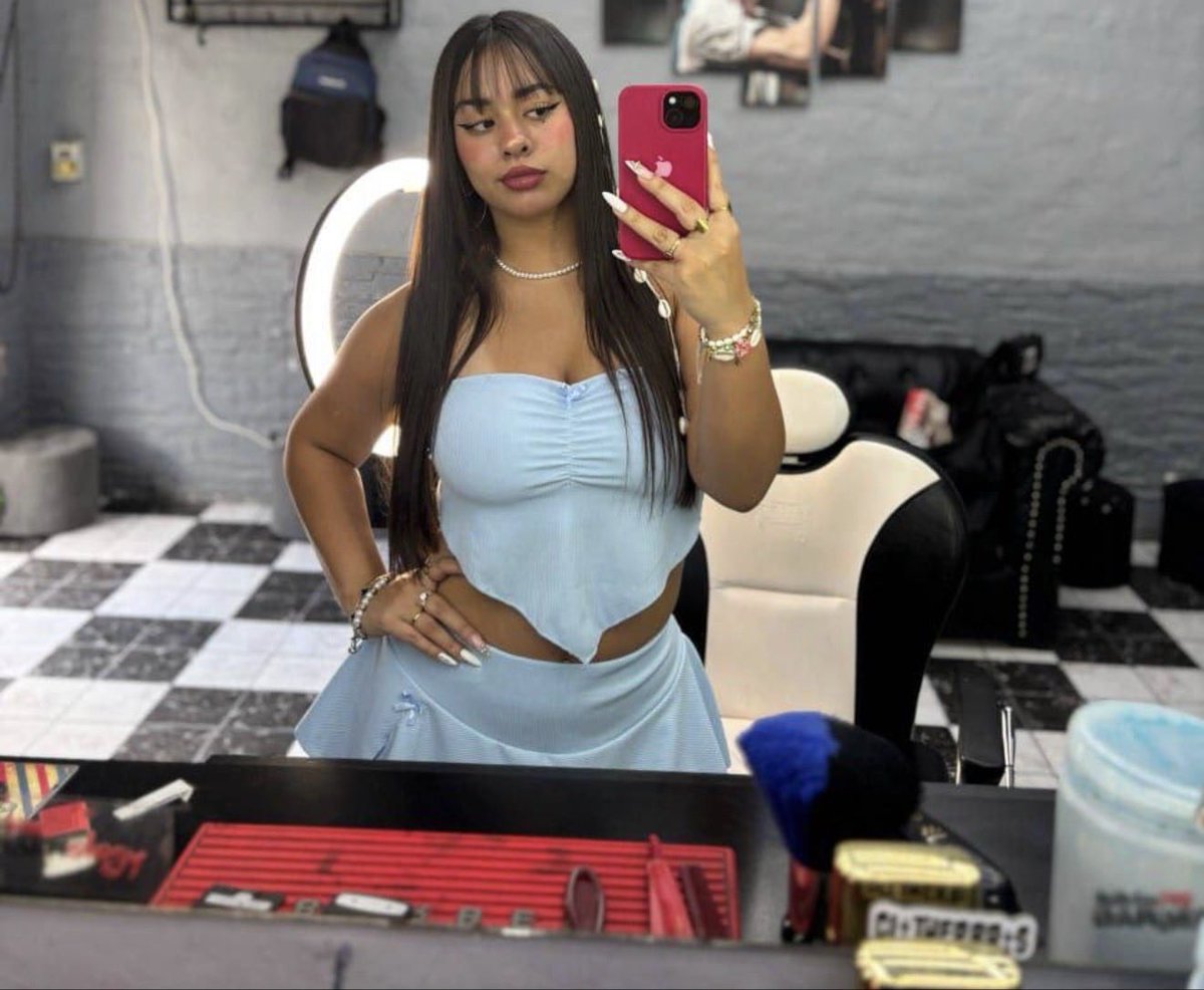 GALVBARBERIA's tweet photo. Siento que me arregle linda para hoy no? 

Quien quiere que le corte el cabello con final feliz ? 

Quieren otra foto más rica? 

Solo si este post llega a 10 ♥️ y 10 RT https://t.co/CHKXOXRIZZ
