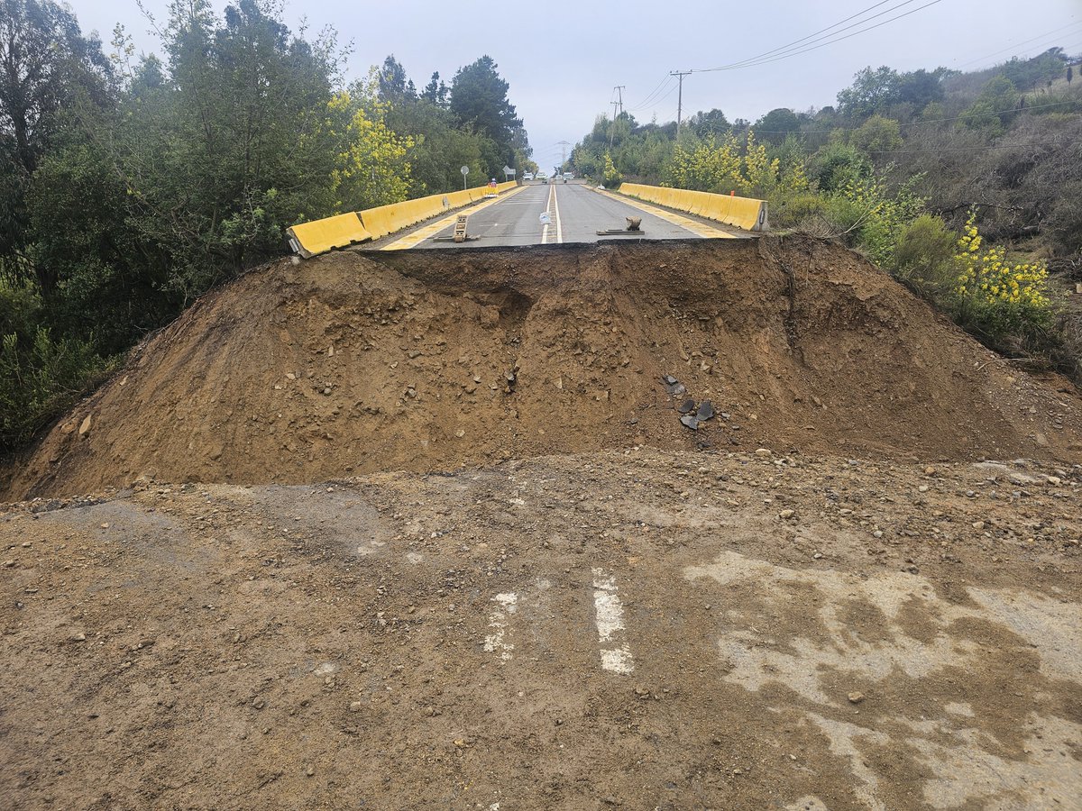 louisdegrange's tweet photo. Debido a un gran socavón en la Ruta E-462 (km 12, Catapilco), el MOP junto con el Ejército de Chile y el Municipio, instalamos un Puente Mecano de 56 toneladas, 42 metros de largo y 3,45 ancho de calzada. Soporta cargas de hasta 15 toneladas, para una velocidad máxima de 10 km/h. https://t.co/k6NmV1MfnR