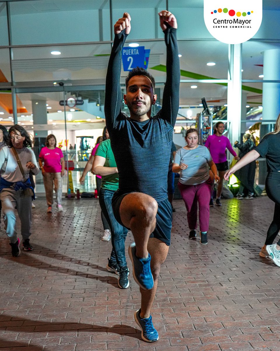 cccentromayor's tweet photo. 🌙✨ ¡Cuando cae la noche, las Grandes Emociones apenas comienzan! 💃🕺
Así vivimos una nueva jornada de A Ritmo con Centro Mayor, donde la energía, la música y el baile se tomaron la Plaza Bufón 🎶⚡

#GrandesEmociones #NosEmociona #CentroMayor 💃🌟 https://t.co/b5TpYfLHCd