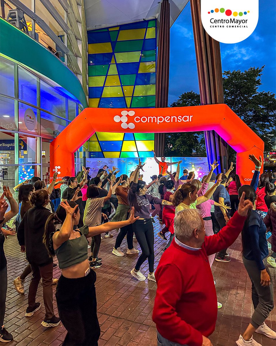 cccentromayor's tweet photo. 🌙✨ ¡Cuando cae la noche, las Grandes Emociones apenas comienzan! 💃🕺
Así vivimos una nueva jornada de A Ritmo con Centro Mayor, donde la energía, la música y el baile se tomaron la Plaza Bufón 🎶⚡

#GrandesEmociones #NosEmociona #CentroMayor 💃🌟 https://t.co/b5TpYfLHCd