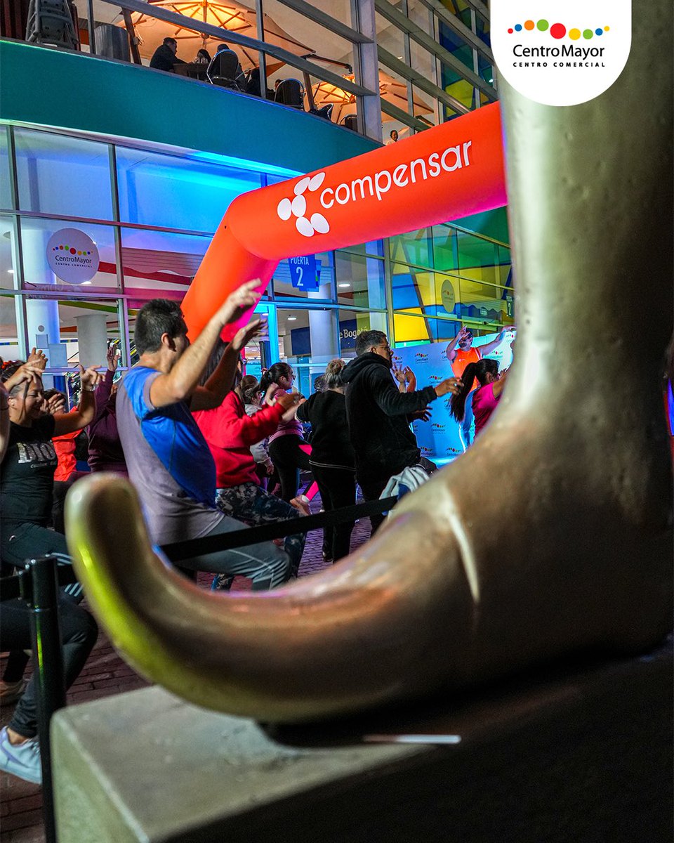cccentromayor's tweet photo. 🌙✨ ¡Cuando cae la noche, las Grandes Emociones apenas comienzan! 💃🕺
Así vivimos una nueva jornada de A Ritmo con Centro Mayor, donde la energía, la música y el baile se tomaron la Plaza Bufón 🎶⚡

#GrandesEmociones #NosEmociona #CentroMayor 💃🌟 https://t.co/b5TpYfLHCd