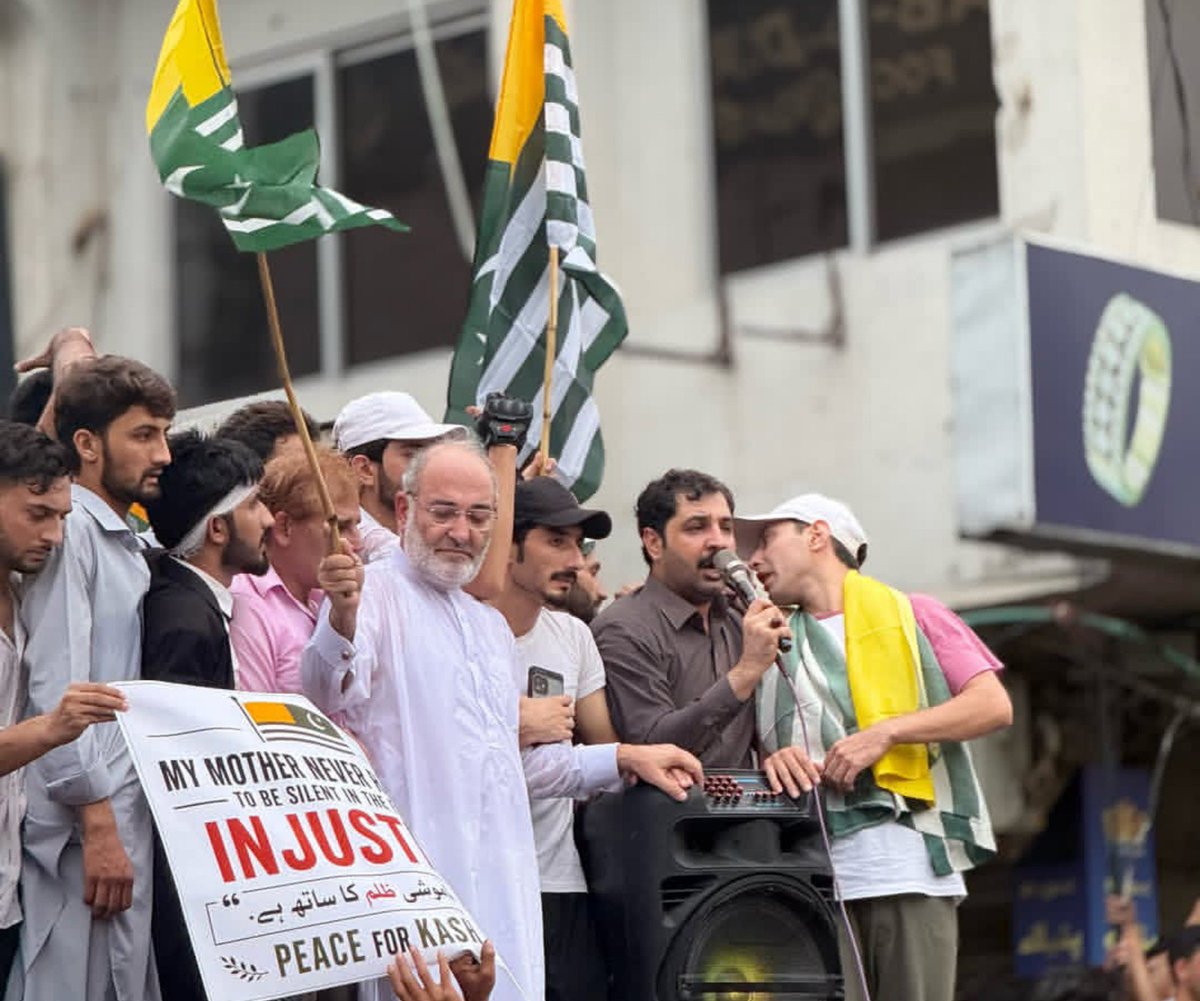 Chwlistaan's tweet photo. Senator Mushtaq Ahmad was Arrested by Islamabad Police after he Announced a "Humanitarian Convoy" Towards Azad Kashmir💔
In Past, He was also Arrested by Isr@el When he Announced to Break the Sieze Of Gaza🇵🇸
You Can Clearly Find The Difference!!! https://t.co/rzHm6lqvi4