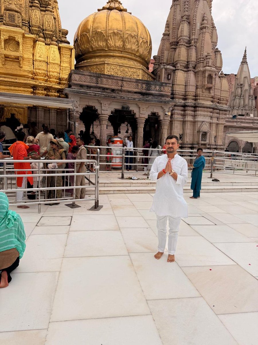Atul_SinghBjp's tweet photo. विश्वप्रसिद्ध काशी विश्वनाथ मंदिर में पवित्र श्रावण मास में बाबा श्री काशी विश्वनाथ जी के पावन स्पर्श दर्शन का सौभाग्य प्राप्त हुआ।
हर हर महादेव! 🔱
जय बाबा विश्वनाथ!
#mahadev #babavishwanath #kashivishwanath
#kashi https://t.co/5AzHZ5jiax