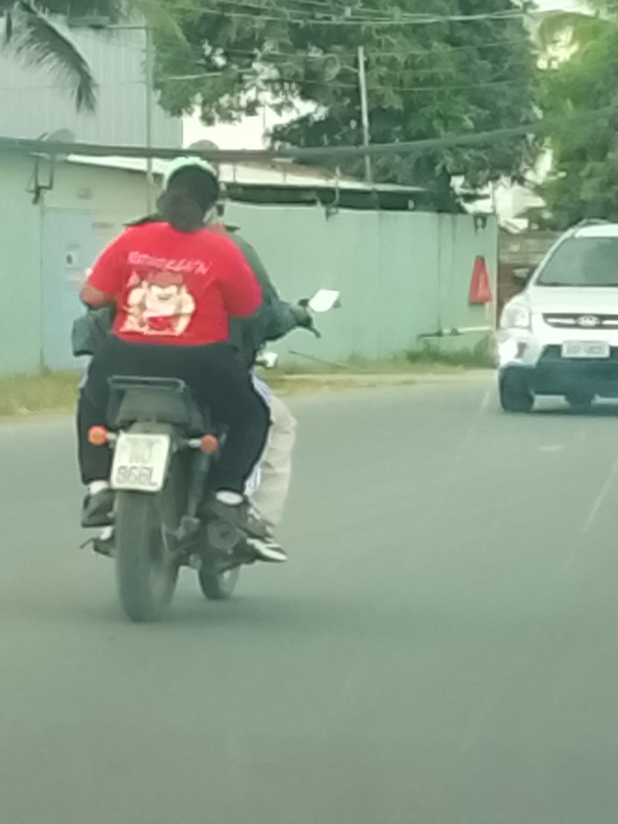 SubVives45562's tweet photo. @ATMGuayaquil 
@ATM_Transito 
@181Responde 
Carros sin placas,carros en contra via,motociclistas sin casco,un caos total.falta de control,porque no hay ATM en el sector.
Mapasingue oeste calle 3 y ave 5.
Parque del Árbol.
S. O. S. https://t.co/zEKXxbt4de