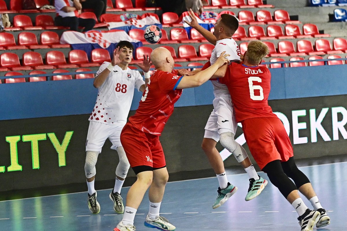 HRS_CHF's tweet photo. 🇭🇷 | 𝐌𝐥𝐚đ𝐢 𝐣𝐮𝐧𝐢𝐨𝐫𝐢 |  
Naši mlađi juniori završili su grupnu fazu EHF Europskog prvenstva susretom protiv Češke. Češka je slavila 33:29, a naši dečki nakon dvije pobjede nastavljaju svoj put na prvenstvu. 💪

Idemo dalje! ❤️
#crohandball https://t.co/jfWsECMR77