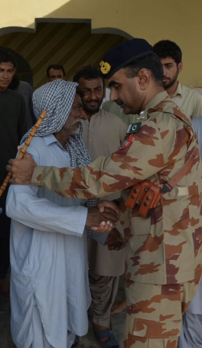 MirMAKOfficial's tweet photo. آج میرے دوست میرے بھائ جنرل سرفراز شہید کی چوتھی برسی تھی۔ 

ایک ہیرا تھا جو اللہ نے واپس بُلا لیا۔ 

ایک مرتبہ جب سرفراز بھائ برگیڈئیر تھے اور میں زیارتوں پر جارہا تھا تو میں نے کال کرکے بتایا کہ میں جارہا ہوں۔ میں نے پوچھا کیا دعا کروں ؟ 

بولے: فقط یہ دعا کریں کہ موت وردی میں آۓ (یعنی شہادت)۔ 

اور اللہ نے میرے بھائ کی دعا قبول فرمائ۔