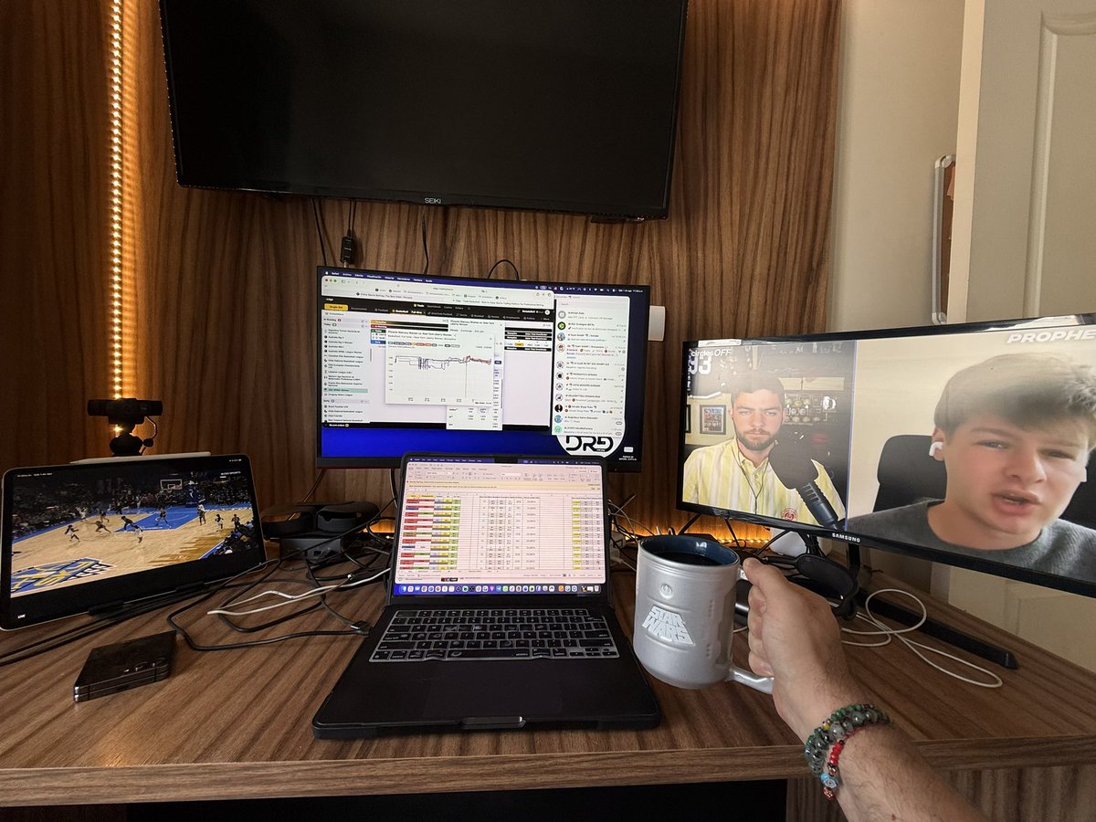 Doradobetting's tweet photo. ☕ Petit café, podcast de @CirclesOffHQ en fond pendant que je valide quelques bets sur Pinnacle.

Même après 15 ans dans le betting, j’aime toujours écouter des personnes passionnées qui me poussent à réfléchir différemment.

Un de mes petits plaisirs du moment. 🥰 https://t.co/ZgUp2u2Vpe