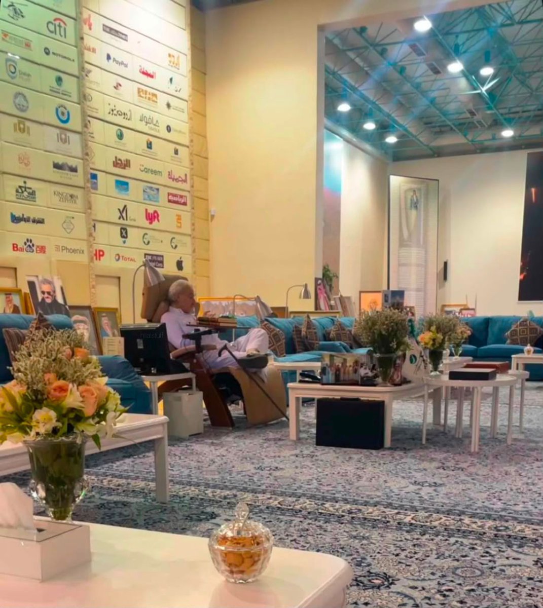 hilalstuff's tweet photo. 🚨 🎤 وليد الفراج:

الشكر لسمو الأمير الوليد بن طلال على دعمه وثقته ورعايته ولإدارة روتانا وقناة روتانا خليجية https://t.co/IEc1MCZ15i