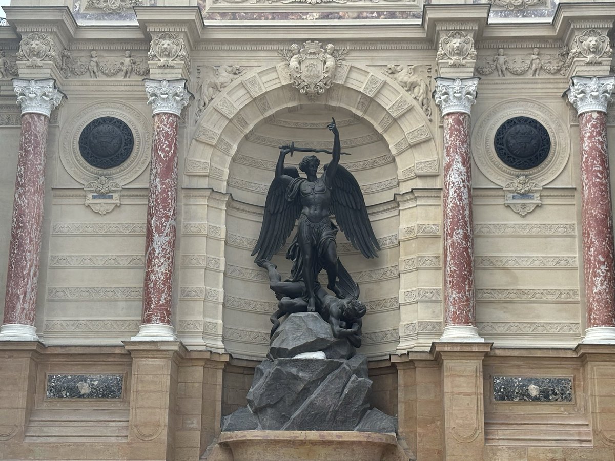3vrlastingnight's tweet photo. Paris<3 https://t.co/N9zG3ivWno