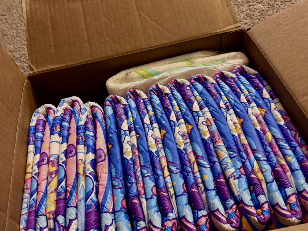 RaveyPup's tweet photo. Hey Babies :3

I’m doing a give away for 10 MEDIUM PixelPal Diapers. (and 1 Bonus little king) 

If your padded Butt is wanting a chance to win Just-

-Reply ♡
-Retweet ♡
-Follow ♡

(Give away ends on August 8th!) https://t.co/UQ7gELl36j