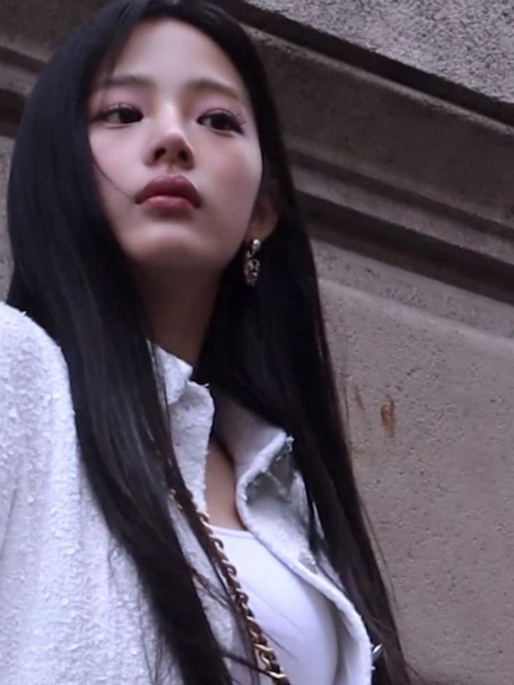 shotbyminji's tweet photo. minji in paris ⋆𓍙 ˖ https://t.co/qrqSVC3ZEd