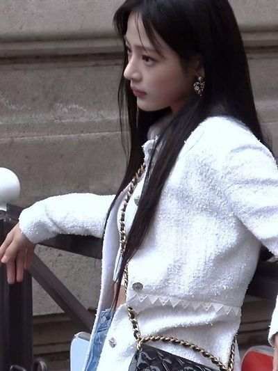 shotbyminji's tweet photo. minji in paris ⋆𓍙 ˖ https://t.co/qrqSVC3ZEd