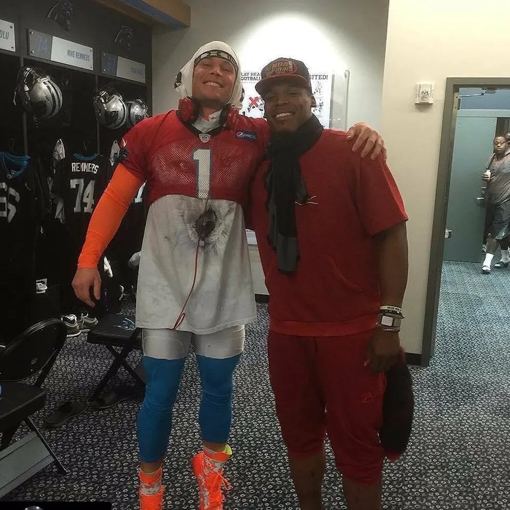 GoaliesandQBs's tweet photo. I’ve never ever seen this picture and it’s awesome.  #keeppounding https://t.co/MGewoMHxON