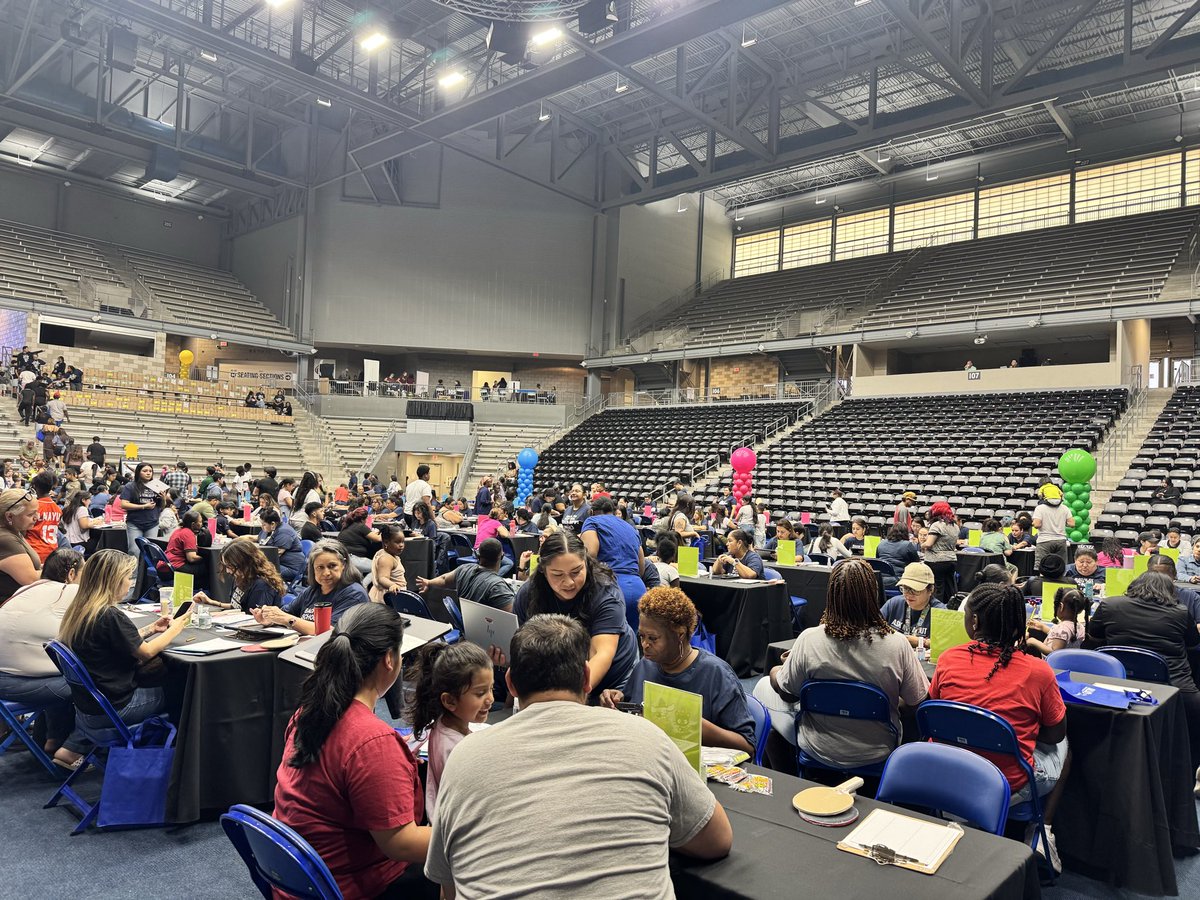 CrisJackson23's tweet photo. On-site support is happening now! Be sure to stop by and register today!

📅 Saturday, Aug. 1
⏰ 9 a.m. – 2 p.m.
📍 Ellis Davis Field House

@DrDebbieRamos @ICanReadDallas https://t.co/N9T4EJqHEp